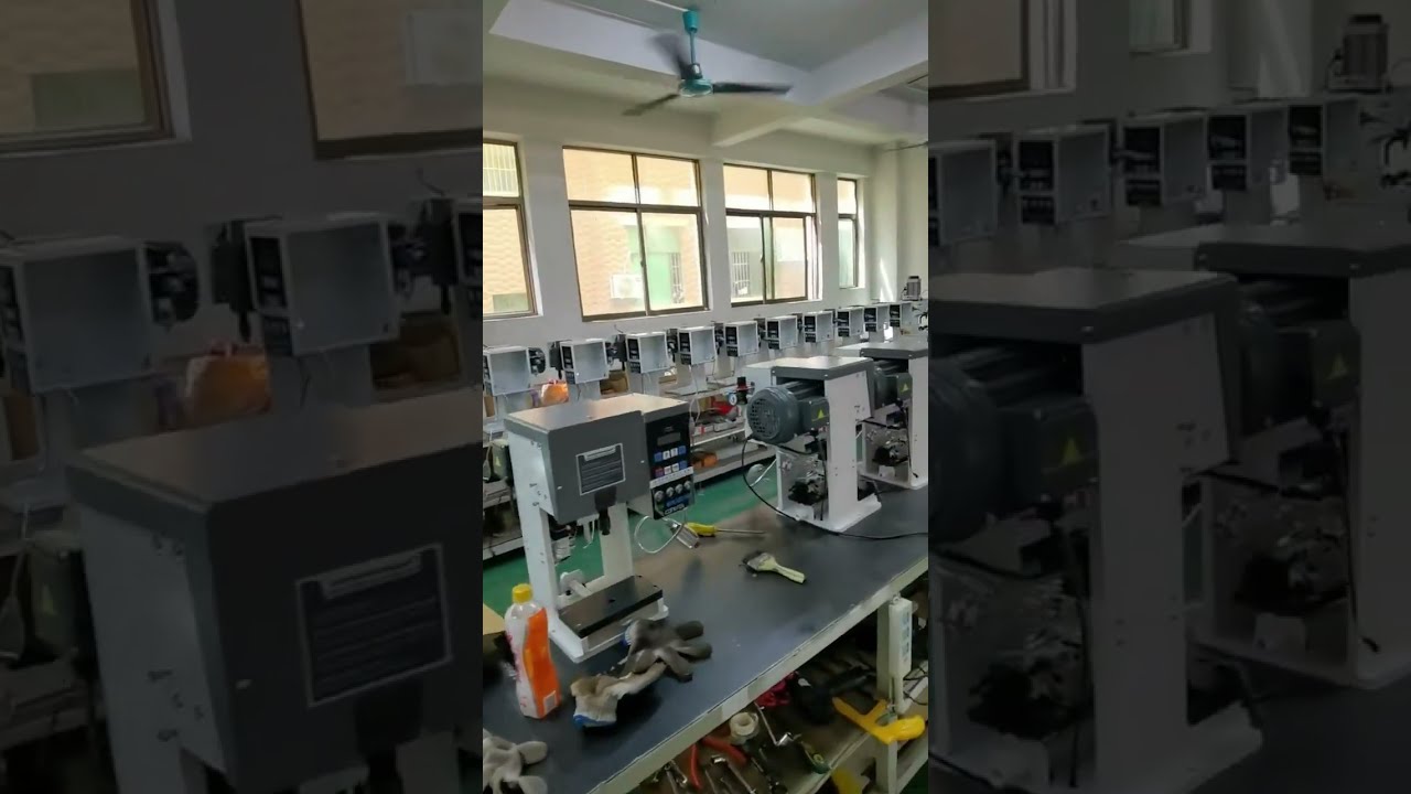 Реальный показ работы станка для непрерывной ленточной опрессовки клемм в цехе #завод #оборудование #инструменты
